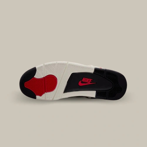 Semelle extérieure Air Jordan 4 Retro OG Flight Club blanche, noire et rouge avec logo Nike Air rouge au centre. Disponible sur Offsneakz.