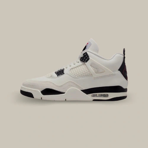 Air Jordan 4 Retro OG Flight Club vue de profil avec empeigne blanche, cages en mesh, détails noirs et unité Air visible. Disponible sur Offsneakz.