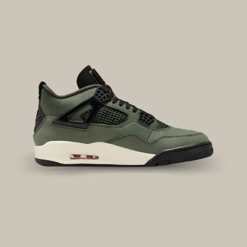 La Air Jordan 4 Retro OG SP Undefeated (2025)vue de profil intérieur. Disponible sur Offsneakz.