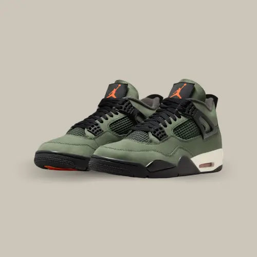 La Air Jordan 4 Retro OG SP Undefeated (2025)vue de trois quart. Disponible sur Offsneakz.