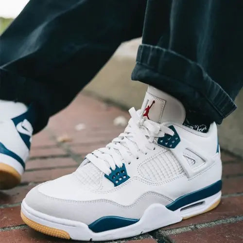 La Air Jordan 4 Retro SB Navy portée avec un jean brut.