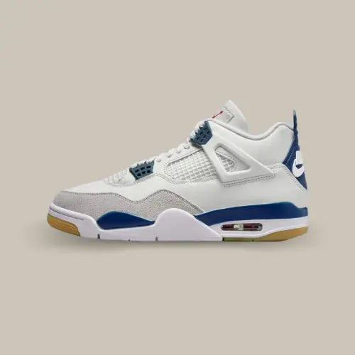 La Air Jordan 4 Retro SB Navy vue de côté avec sa base en cuit lanc et ses empiècements bleu marine accordées aux oeillets.