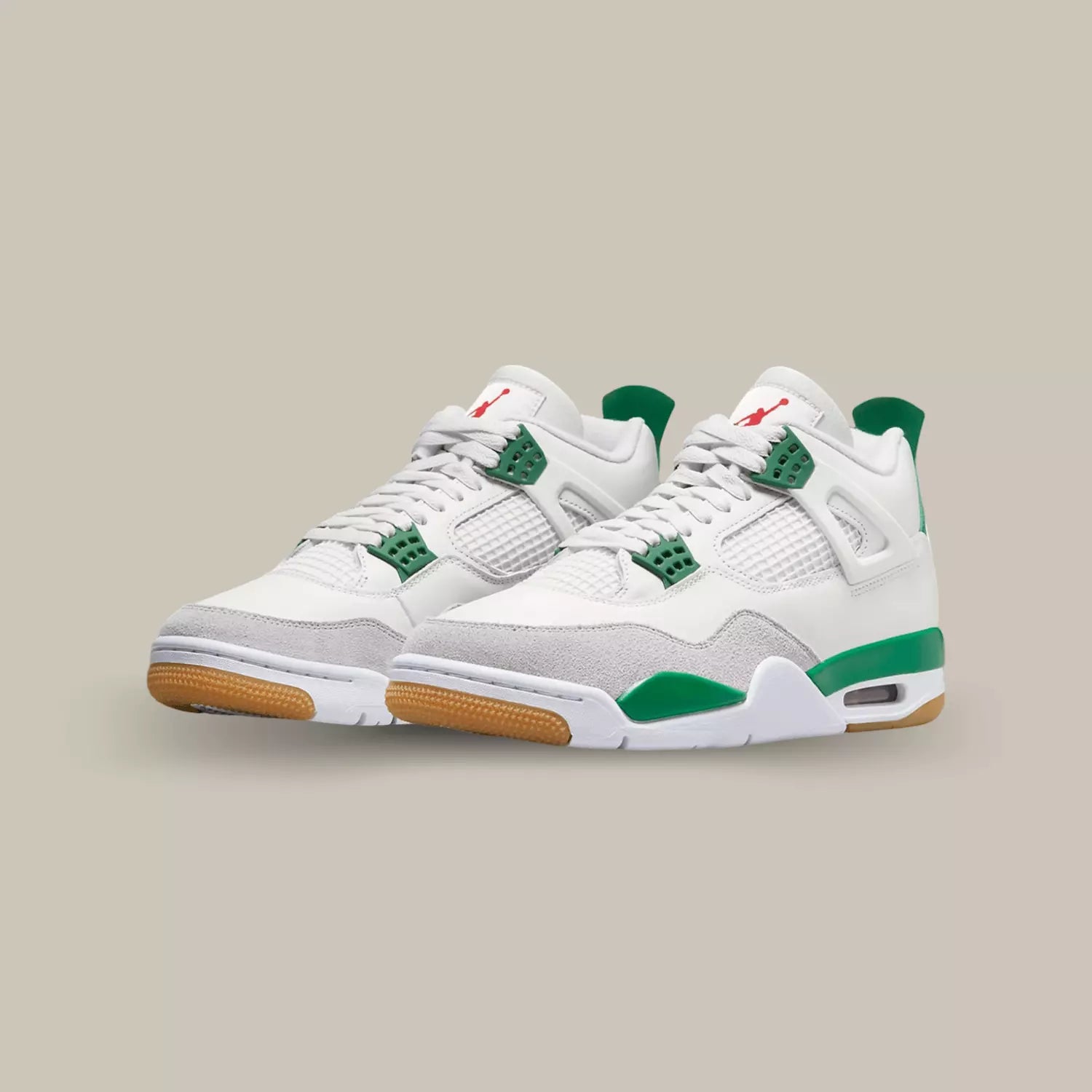 La Jordan 4 SB Pine Green est une paire de sneakers qui marie l'emblématique silhouette Jordan 4 avec des détails et des technologies de skate pour offrir une chaussure à la fois élégante et performante. Le coloris Pine Green apporte une touche de fraîcheur à la palette de couleurs classique de Jordan, avec des nuances de vert qui ajoutent une touche de vitalité à votre tenue.