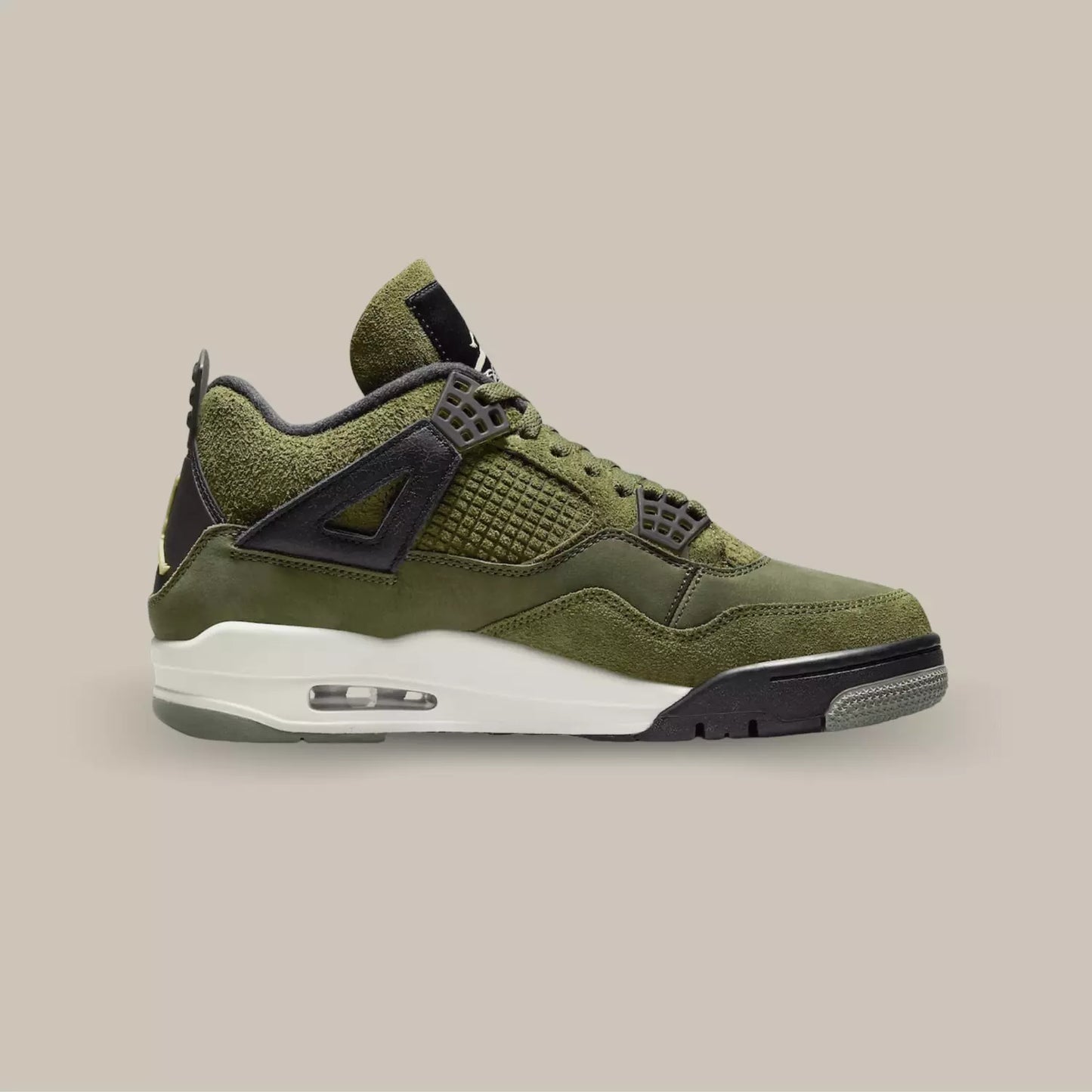 La Jordan 4 Retro SE Craft Medium Olive de coté avec sa base en cuir et suède vert kaki.