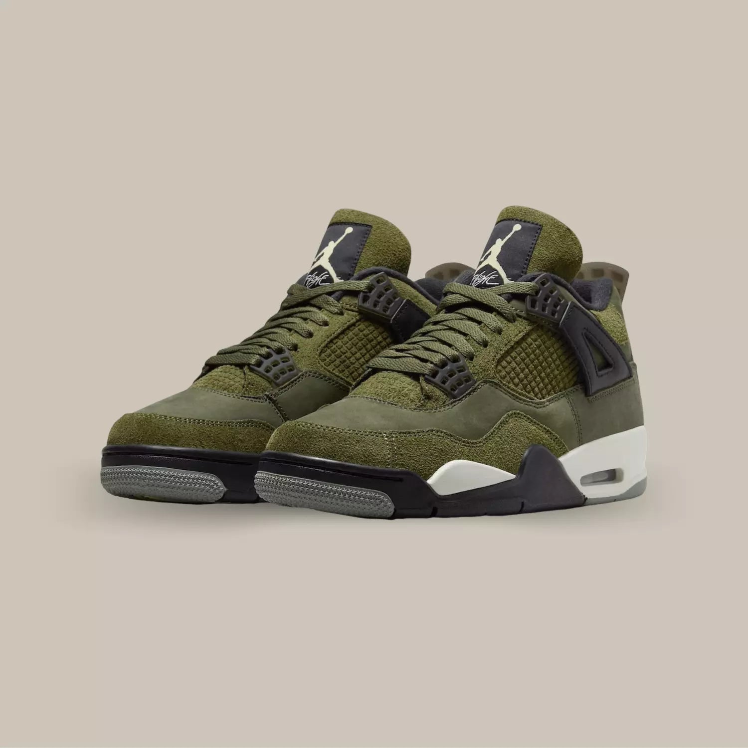 La Air Jordan 4 Retro SE Craft Medium Olive possède une tige vert kaki avec du cuir et du suède. On retrouve un mélange de différents matériaux et le célèbre filet en TPU est remplacé par du daim.