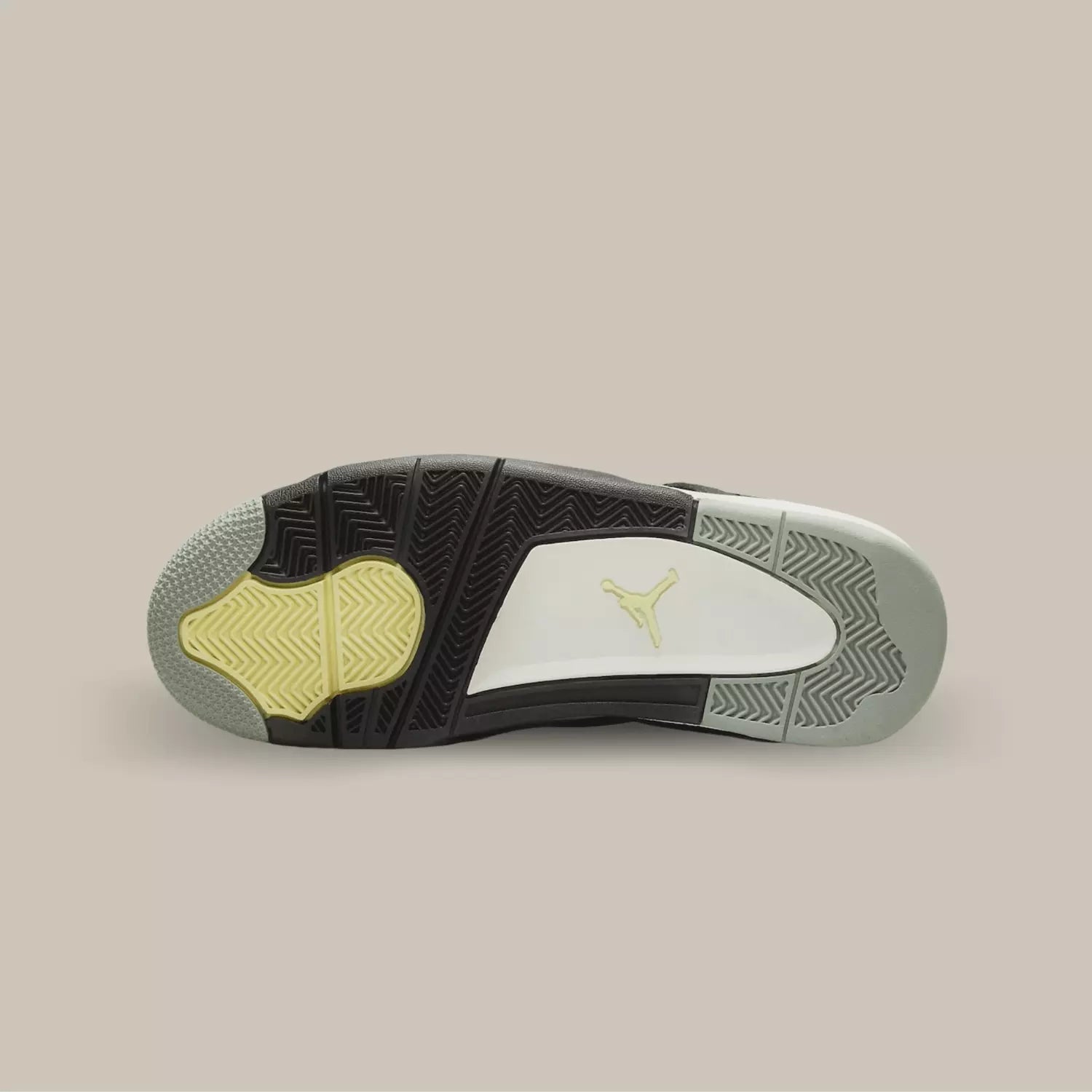 La semelle de la Air Jordan 4 Retro SE Craft Medium Olive de couleur jaune noir et grise.