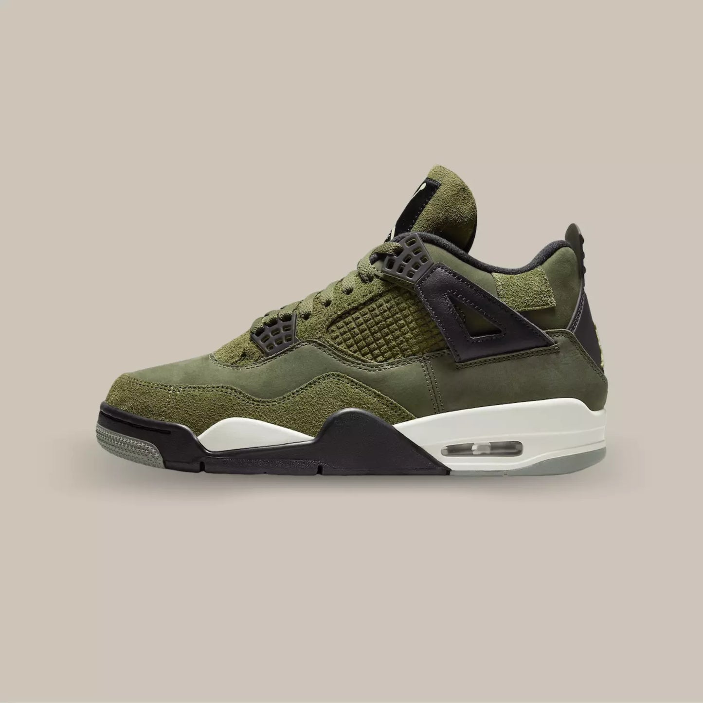 La Jordan 4 Retro SE Craft Medium Olive de coté avec sa base en cuir et suède vert kaki.