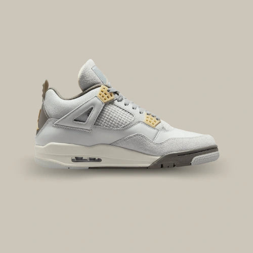 Air Jordan 4 Retro SE Craft Photon Dust vue de profil avec empeigne gris clair texturée, détails crème et unité Air visible. Disponible sur Offsneakz.