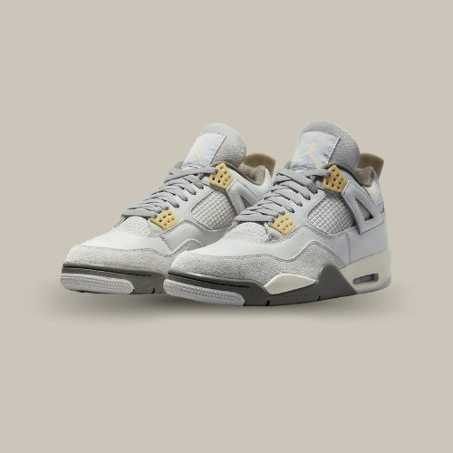 Paire de Air Jordan 4 Retro SE Craft Photon Dust vue de trois quarts avec nuances grises, œillets crème et cages latérales texturées. Disponible sur Offsneakz.