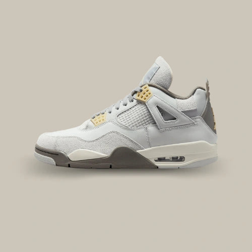 Air Jordan 4 Retro SE Craft Photon Dust vue latérale avec empiècements gris clair, wings ton sur ton et semelle gris anthracite. Disponible sur Offsneakz.
