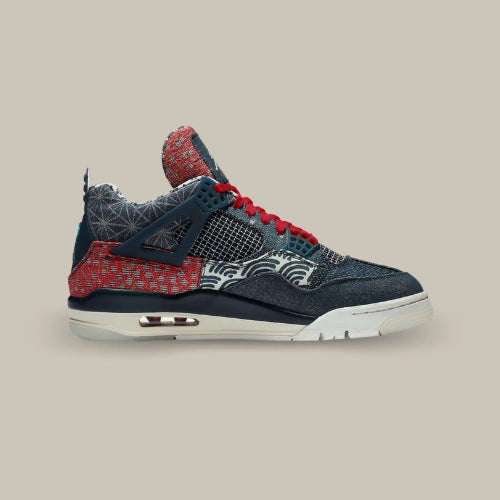 Air Jordan 4 Retro SE Sashiko vue du profil opposé avec motifs géométriques bleu marine et blanc, cages noires et unité Air visible. Disponible sur Offsneakz.