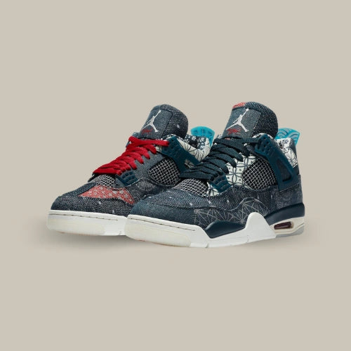 Paire de Air Jordan 4 Retro SE Sashiko vue de trois quarts avec design dépareillé, motifs textiles bleus, détails rouges et imprimés blancs. Disponible sur Offsneakz.