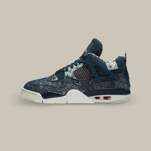Air Jordan 4 Retro SE Sashiko vue de profil avec textile bleu marine, motifs japonais, empiècements rouges et semelle blanc cassé. Disponible sur Offsneakz.