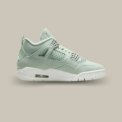 Air Jordan 4 Retro Seafoam Sail vue du profil opposé avec empeigne vert clair, wings ton sur ton et semelle Sail blanche. Disponible sur Offsneakz.