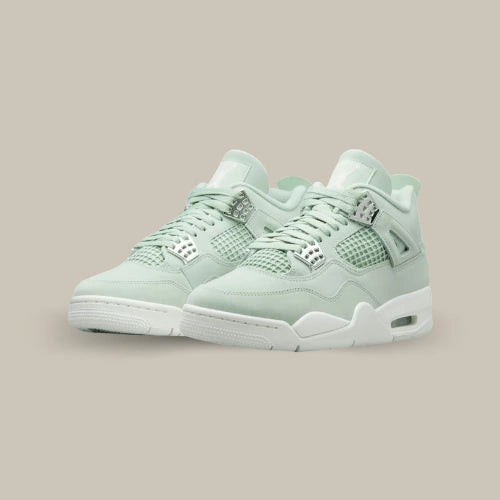 Paire de Air Jordan 4 Retro Seafoam Sail vue de trois quarts avec empeigne vert menthe pastel, détails ton sur ton et semelle blanche. Disponible sur Offsneakz.