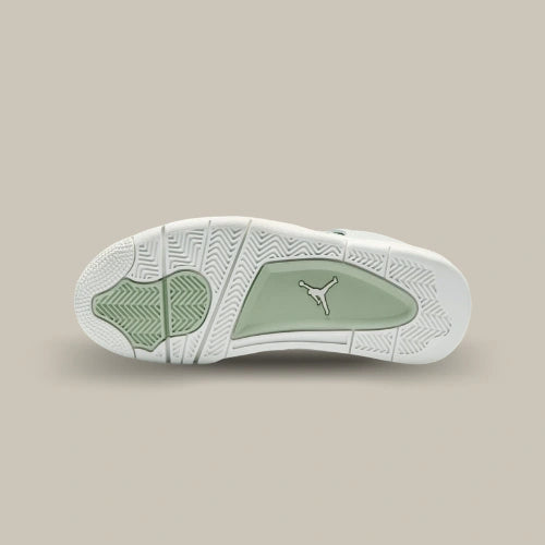 Semelle extérieure Air Jordan 4 Retro Seafoam Sail blanche et vert pastel avec Jumpman au centre. Disponible sur Offsneakz.