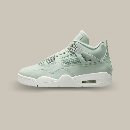 Air Jordan 4 Retro Seafoam Sail vue de profil avec coloris Seafoam, cages en mesh, œillets métallisés et unité Air visible. Disponible sur Offsneakz.