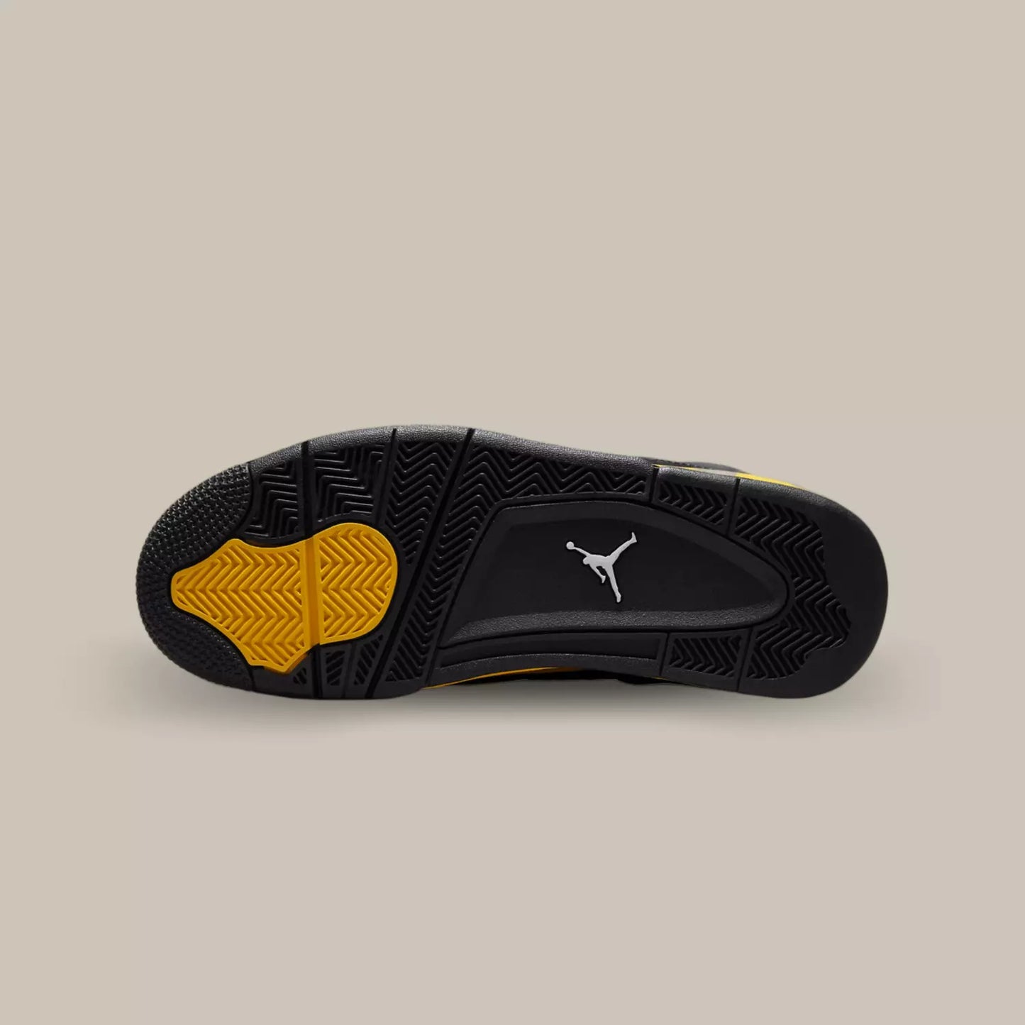 La semelle de La Air Jordan 4 Retro Thunder de couleur noir et jaune.