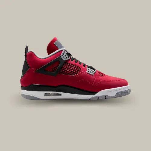 Air Jordan 4 Retro Toro Bravo 2026 vue latérale intérieure rouge et noir sur Offsneakz