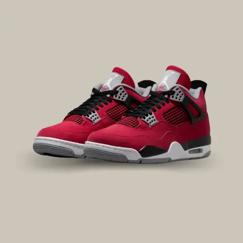 Paire Air Jordan 4 Retro Toro Bravo 2026 vue trois quarts disponible sur Offsneakz