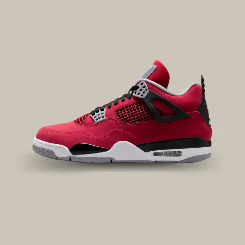 Air Jordan 4 Retro Toro Bravo 2026 vue latérale extérieure rouge disponible sur Offsneakz