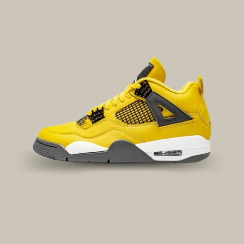 Air Jordan 4 Retro Tour Yellow Lightning vue de profil avec empeigne jaune vif, cages noires, détails gris et unité Air visible. Disponible sur Offsneakz.