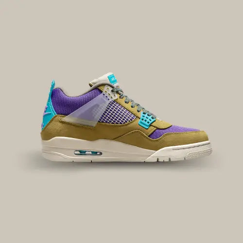 La Air Jordan 4 Retro Union Desert Moss de couleur jaune avec du bleu turquoise et du violet sur le talon et la toebox.