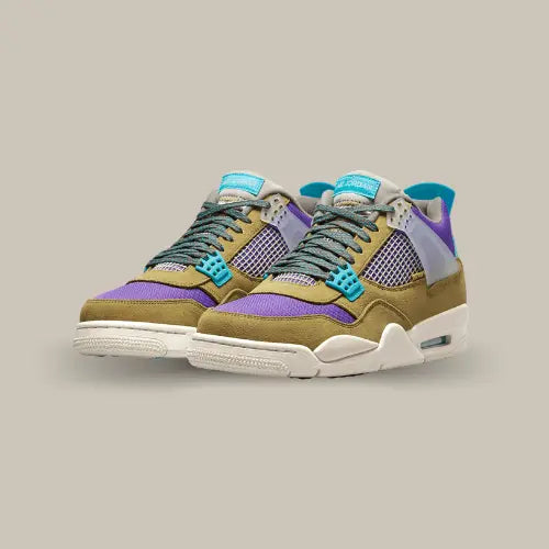 La Air Jordan 4 Retro Union Desert Moss possède une base en mesh et en suède dans une version premium. On découvre une paire couleur jaune safran avec du bleu turquoise et du violet sur le talon et la toebox. 