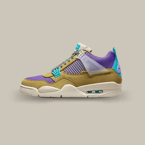 La Air Jordan 4 Retro Union Desert Moss de couleur jaune avec du bleu turquoise et du violet sur le talon et la toebox.