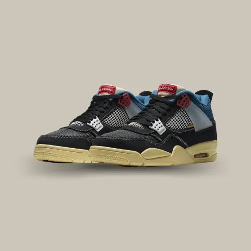 La Air Jordan 4 Retro Union Off Noir possède une base en mesh et en suède de couleur noire. On retrouve du bleu sur le col et du rouge sur les œillets et la languette. Le branding Union est apposé sur une languette que l'on peut découdre pour laisser place à une languette originale. Des wings transparents et la semelle jaunie pour donner un coté vintage viennent parfaire ce chef d'œuvre de la marque de Los Angeles.