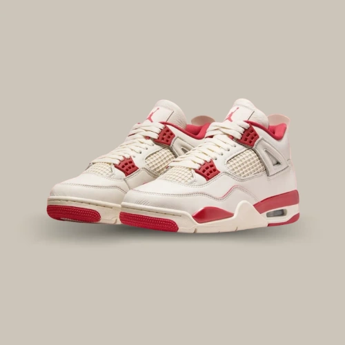Paire de Air Jordan 4 Retro Valentine's Day Sierra Red Pale Ivory et rouge, vue de trois quarts – disponible sur OFFSNEAKZ