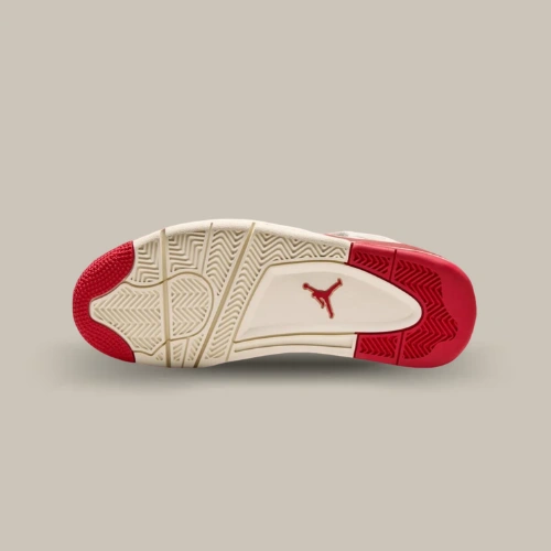Semelle extérieure de la Air Jordan 4 Retro Valentine's Day Sierra Red crème et rouge avec Jumpman rouge, vue de dessous – OFFSNEAKZ