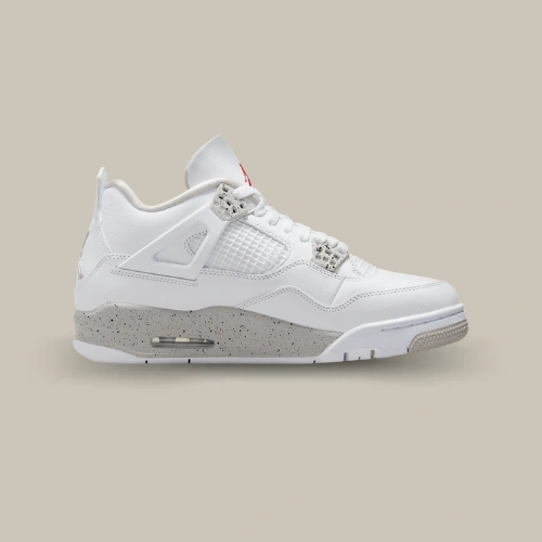 Air Jordan 4 Retro White Oreo en cuir blanc avec mesh latéral, détails gris mouchetés et unité Nike Air visible, vue latérale – OFFSNEAKZ