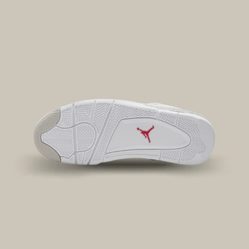 Semelle extérieure de la Air Jordan 4 Retro White Oreo blanche et grise avec Jumpman Fire Red, vue de dessous – OFFSNEAKZ