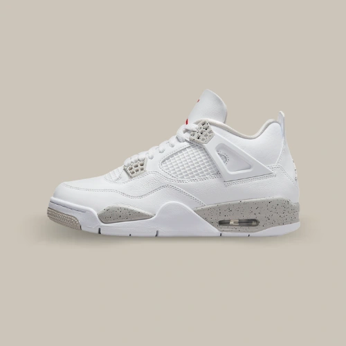 Air Jordan 4 Retro White Oreo 2021 blanche avec détails Tech Grey mouchetés et unité Air visible, vue de profil – OFFSNEAKZ