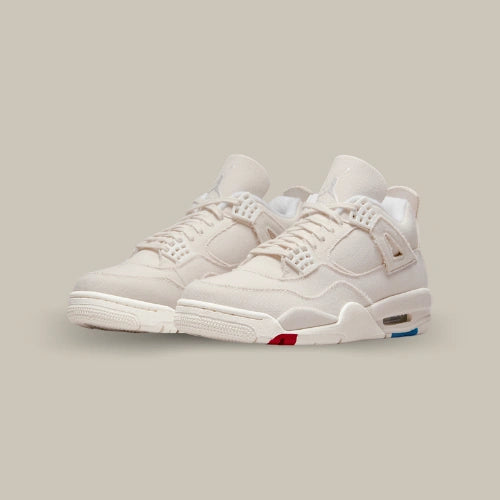 Paire de Air Jordan 4 Sail Canvas vue de trois quarts avec toile écrue, lacets Sail, cages latérales et design monochrome. Disponible sur Offsneakz.