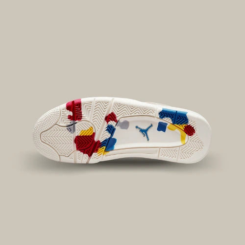 Semelle extérieure Air Jordan 4 Sail Canvas écrue avec détails rouges, bleus et jaunes et Jumpman bleu au centre. Disponible sur Offsneakz.