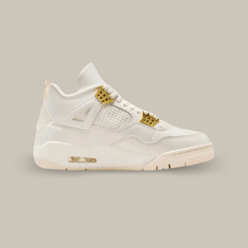 La Air Jordan 4 Sail Metallic Gold de côté avec son coloris blanc et ses œillets couleur or.