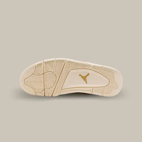 La semelle de la Air Jordan 4 Sail Metallic Gold de couleur blanc crème avec le logo jumpan au milieu.