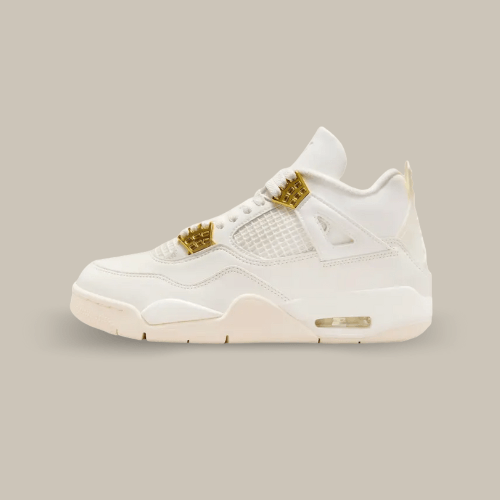 La Air Jordan 4 Sail Metallic Gold de côté avec son coloris blanc et ses œillets couleur or.