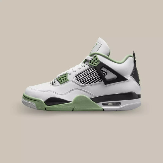 La Air Jordan 4 Seafoam de coté avec sa base en cuir blanc, son empiècement en mesh blanc et noir et ses œillets vert.