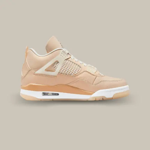 La Air Jordan 4 Shimmer de coté avec sa tige en cuir oscillant entre le beige et le rose pâle.