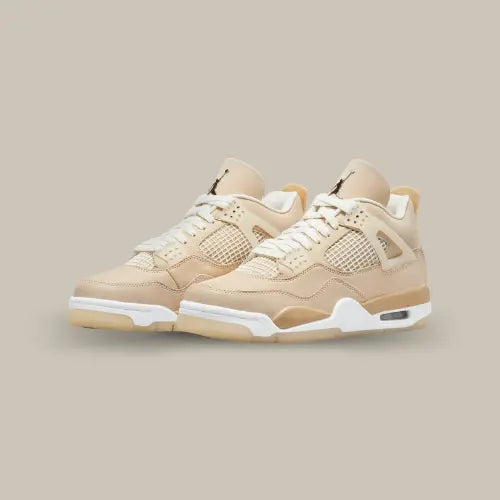 La Air Jordan 4 Shimmer possède une base oscillant entre le beige et le rose pâle avec des rappels oranges au niveau de la midsole et du talon. On retrouve des wings translucide accordée à la cage latérale quadrillée. Le logo Jumpan sur la languette vient conclure cette magnifique paire.