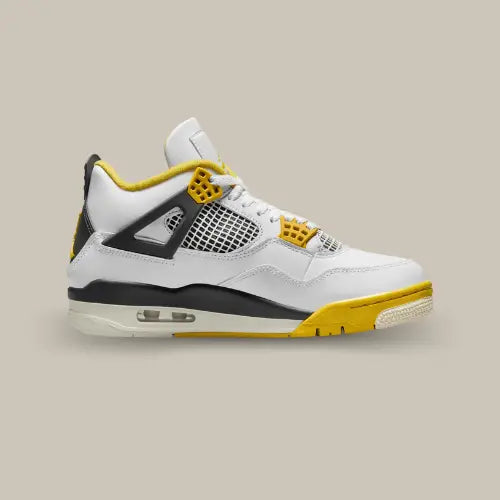 La Air Jordan 4 Vivid Sulfur de côté avec son cuir blanc et ses touches de jaunes et noir.