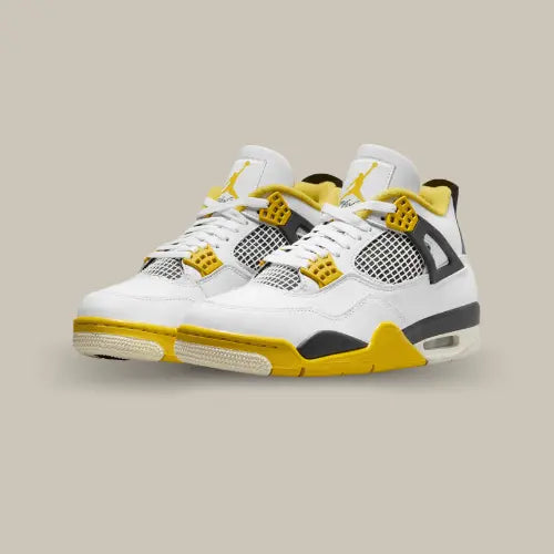 La Air Jordan 4 Vivid Sulfur possède une base en cuir blanc avec des touches de jaune vif sur les oeillets et la semelle extérieure. On retrouve des wings noir assorties au talon et à la midsole.