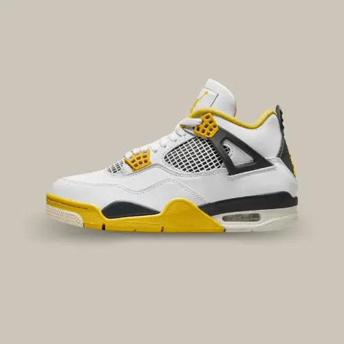 La Air Jordan 4 Vivid Sulfur de côté avec son cuir blanc et ses touches de jaunes et noir.