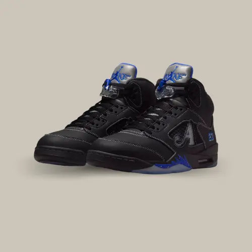 Air Jordan 5 Retro Awake NY Black – paire de sneakers noires et bleues en collaboration avec Awake NY, style streetwear premium et héritage Jordan 5. Disponible sur Offsneakz.