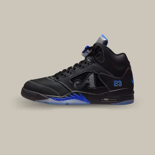 Air Jordan 5 Retro Awake NY Black – profil extérieur avec logo Awake en relief et numéro 23 brodé, silhouette iconique de la Jordan 5 revisitée. Disponible sur Offsneakz.