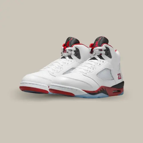 Air Jordan 5 Retro Fire Red 2025 – sneaker iconique en cuir blanc avec détails rouges et noirs, disponible sur Offsneakz.