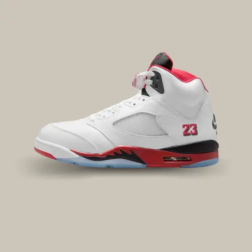 Air Jordan 5 Retro Fire Red 2025 – modèle légendaire de la collection Jordan 5 avec semelle translucide et numéro 23 brodé.